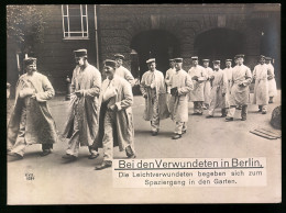 Riesen-AK Berlin, Leicht Verwundete Soldaten Beim Spaziergang Im Lazarett-Garten  - Autres & Non Classés