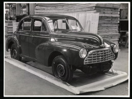 Fotografie Auto Morris Minor, Fertig Zusammengebaut In Der Werkshalle Auf Versandpalette  - Cars