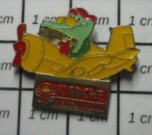 1617 Pin's Pins / Beau Et Rare /  ANIMAUX / CROCODILE DANS UN AVION JAUNE RESTAURANT L'ARCHE - Animales