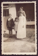 PHOTO D UN HOMME AVEC TROIS ENFANTS EN TENUE DU DMANCHE 5.5 X 9 CM - Anonieme Personen