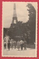 Paris - Carte Photo De La Tour Eiffel , Prise De La Rue Du Trocadéro En 1956 ( Voir Verso ) - Tour Eiffel