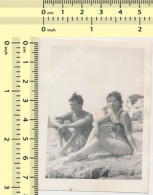 REAL PHOTO Couple Shirtless Guy Swimsuit Woman On Beach Homme Nu Femme Sur Plage Old  Photo SNAPSHOT - Personnes Anonymes