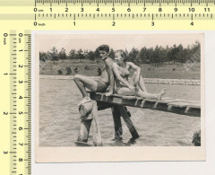 REAL PHOTO Couple Shirtless Man Swimsuit Woman On Beach Homme Nu Femme Sur Plage Old  Photo SNAPSHOT - Personnes Anonymes