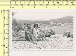 REAL PHOTO Couple Shirtless Man Swimsuit Woman On Beach Scene Homme Nu Femme Sur Plage Old  Photo SNAPSHOT - Anonyme Personen