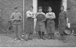 Militairia -  Militaires Français - Honneur à La Cuisine - Cantinier  - Carte Photo- Carte Postale Ancienne - Characters