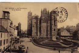 Rodez La Cathedrale Et Le Square - Rodez