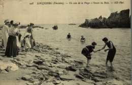 CPA Locquirec Un Coin De La Plage à L'heure Du Bain - Locquirec