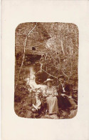 Carte Photo - Allemagne - Personnes Posant Devant Une Maison En Bois  Et D'une Cascade - Carte Postale Ancienne - Fotografie