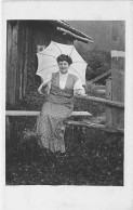 Carte Photo - Allemagne - Femme Posant Avec Ombrelle Près D'une Maison En Bois - Carte Postale Ancienne - Fotografia