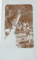 Carte Photo - Allemagne - Groupe De Personnes Au Bord D'une Cascade - Carte Postale Ancienne - Fotografia