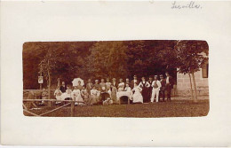 Carte Photo - Allemagne - Groupe De Personnes Autour D'une Table Dans Le Jardin - Enfants - Carte Postale Ancienne - Photographie