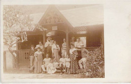 Carte Photo - Allemagne - Groupe De Personnes Devant Un Chalet - Enfants - Carte Postale Ancienne - Fotografia