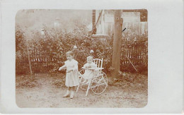 Carte Photo - Allemagne - Deux Enfants Dans Le Jardin Dont Un Dans Une Chaise Haute Sur Roue - Carte Postale Ancienne - Fotografia