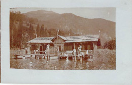 Carte Photo - Allemagne - Groupe De Personnes Se Baignant Dans Un Lac Près D'un Chalet - Carte Postale Ancienne - Photographie