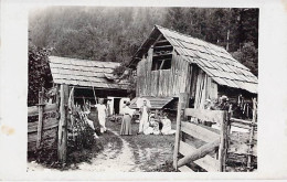 Carte Photo - Allemagne - Groupe De Personnes Devant Une Maisonnette En Bois - Carte Postale Ancienne - Photographie