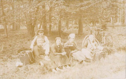 Carte Photo - Famille Qui Pic Nique - Vélo - Militaire - Allemagne - Feising - Carte Postale Ancienne - Fotografie