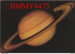CPM - Saturne - En 1980 Voyager 2 Survole Sature + Texte Au Dos ( 1980 Voyager 2 - NASA ) - Imp. Valblor Strasbourg - Astronomie