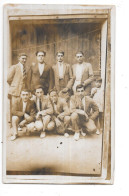 CARTE PHOTO A IDENTIFIER -  Groupe D'hommes Et Un Jeune Garçon Devant Une Porte  -  TOUL 3 - - To Identify