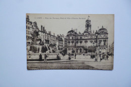 LYON  -  69  -   La Place Des Terreaux  -  Hôtel De Ville Et Fontaine Bartholdi      -  Rhône - Autres & Non Classés