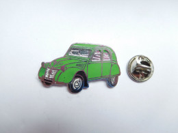 Superbe Pin's En EGF , Auto Citroën 2 CV , 2CH  , Verte  , Signé FTP - Citroën