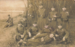 CARTE PHOTO NON IDENTIFIEE SOLDATS AVEC LE BARDA COMPLET PRENANT UNE PAUSE - To Identify