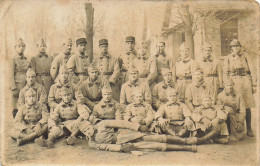 CARTE PHOTO NON IDENTIFIEE UN PELOTON DE SOLDATS EN VAREUSE AVEC CEINTURON L'UN EST CASQUE - Zu Identifizieren