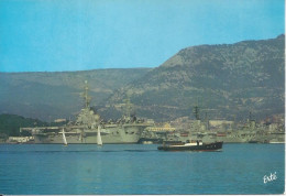 CPM  France Provence Côte D’Azur  83 Var  Les Portes Avions Dans Le Port De Toulon - Guerre