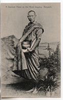 Carte Postale Ancienne Thaïlande - Bangkok. A Siamese Priest On The Road Begging - Thailand