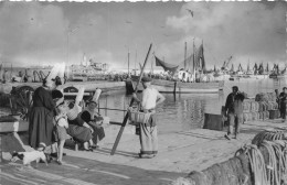 Photographie-Port De Bretagne Avec Personnage-Lieux à Identifier     L2800 - Orte