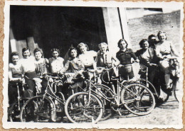 Photo Ancienne - Groupe De Jeunes Filles à Bicyclettes -  Patronage  HALLUIN  ( Nord) - Lugares