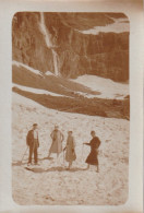 PHOTO FORMAT 6 X 9  TOURISTES DANS LA NEIGE DEVANT LE CIRQUE DE  GAVARNIE  VOIR VERSO - Personas Anónimos