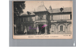 CPA - MOULINS 03 - Le Pavillon D'Anne De Beaujeu Et La Gendarmerie Animé Homme Petite Fille 1909 - Moulins