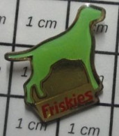 2020 Pin's Pins / Beau Et Rare / THEME : ANIAMUX / CHIEN VERT CROQUETTES FRISKIES - Animals