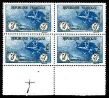 N°155, Orphelins, 5F +5F Noir Et Bleu En Bloc De Quatre Bas De Feuille Avec Croix De Repère, Très Bon Centrage (2ex*), G - Ungebraucht