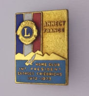 BO72 Broche No Pin's Lion's Lions Club Annecy Haute Savoie Président Georges Friedrichs 2 Photos Achat Immédiat Immédiat - Associazioni