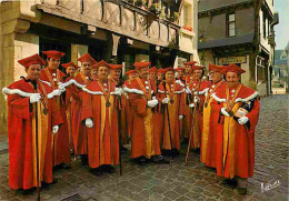 Folklore - Costumes - Touraine - Confrérie Des Entonneurs Rabelaisiens De Chinon - Voir Scans Recto Verso - Trachten