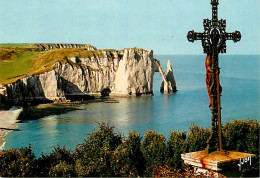 76 - Etretat - Le Calvaire  Les Falaises  La Porte D'Aval Et L'Aiguille - CPM - Voir Scans Recto-Verso - Etretat