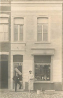 Photographie - Divers - Maçon Et Et Homme En Costume Prenant La Pose Devant Un Magasin De Photographie Kodak - Attention - Fotografie