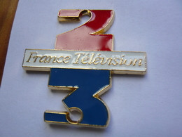 BIG Pin S MEDIA TV FRANCE TELEVISION 2 3 4 X 3,8 Cm SERIE LIMITEE - Medias