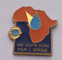 P53 Pin's AFRIQUE Lion's LIONS CLUB Une Goutte D Eau Pour L'Afrique Africa Signé Martineau Saumur Achat Immédiat - Administraties