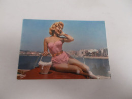 THEME BELLE JEUNE FEMME PIN UP BELLE FEMME  AU BORD DE LA MER - Women