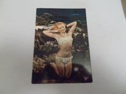 THEME BELLE JEUNE FEMME PIN UP BELLE FEMME  A GENOUX DANS LES ROCHERS AU BORD DE LA MER - Women