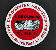 AUTOCOLLANT CORDONNIER SABOTIER J. DE OLIVEIRA - LE MANS 72 SARTHE - MAGASIN COMMERCE ARTISAN - Pegatinas