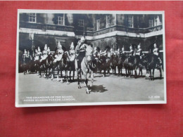 RPPC. Changing Of The Horse Guards Parade  London   England > London    Ref 6364 - Sonstige & Ohne Zuordnung