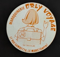 AUTOCOLLANT MAROQUINERIE ORLY VOYAGE - LE MANS 72 SARTHE - MAGASIN COMMERCE - CARTABLE - Stickers