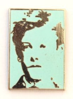 Pin's ARTHUR RIMBAUD - Portrait Du Poète Sur Fond Bleu Clair - M294 - Berühmte Personen