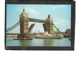 Europe-Angleterre-Londres-LONDON- Une Vue D'un CARGO Passant Sous Le PONT De LONDRES Travées Levées - Tower Of London