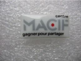 Pin's En Porcelaine Du Logo De La MACIF Assurances - Banks