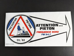AUTOCOLLANT PREVENTION PIETONS 59 / 82 - FREQUENCE NORD 94,7 - LILLE 59 NORD - RADIO - Autocollants