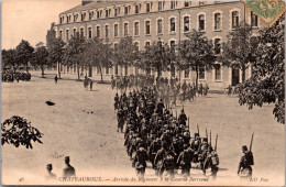 20114 Cpa 36 Châteauroux - Arrivée Du Régiment à La Caserne Bertrand - Chateauroux